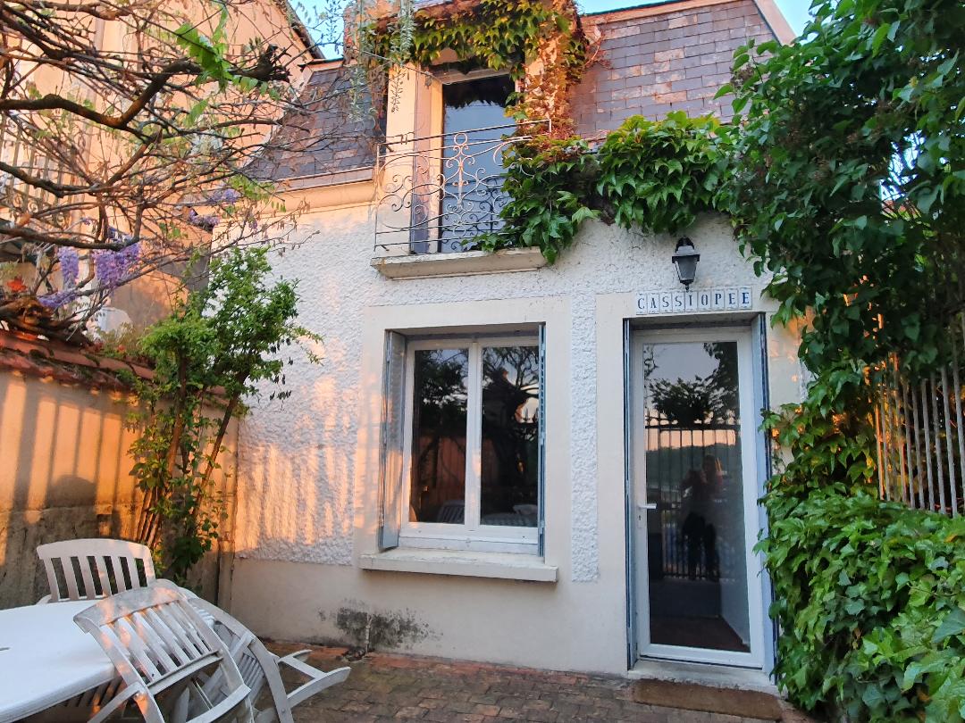 La façade de la maison au soleil couchant