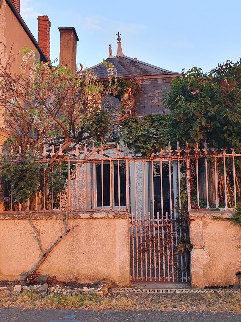 La Maison Jeanne d’Arc et sa grille dans la lumière du soir