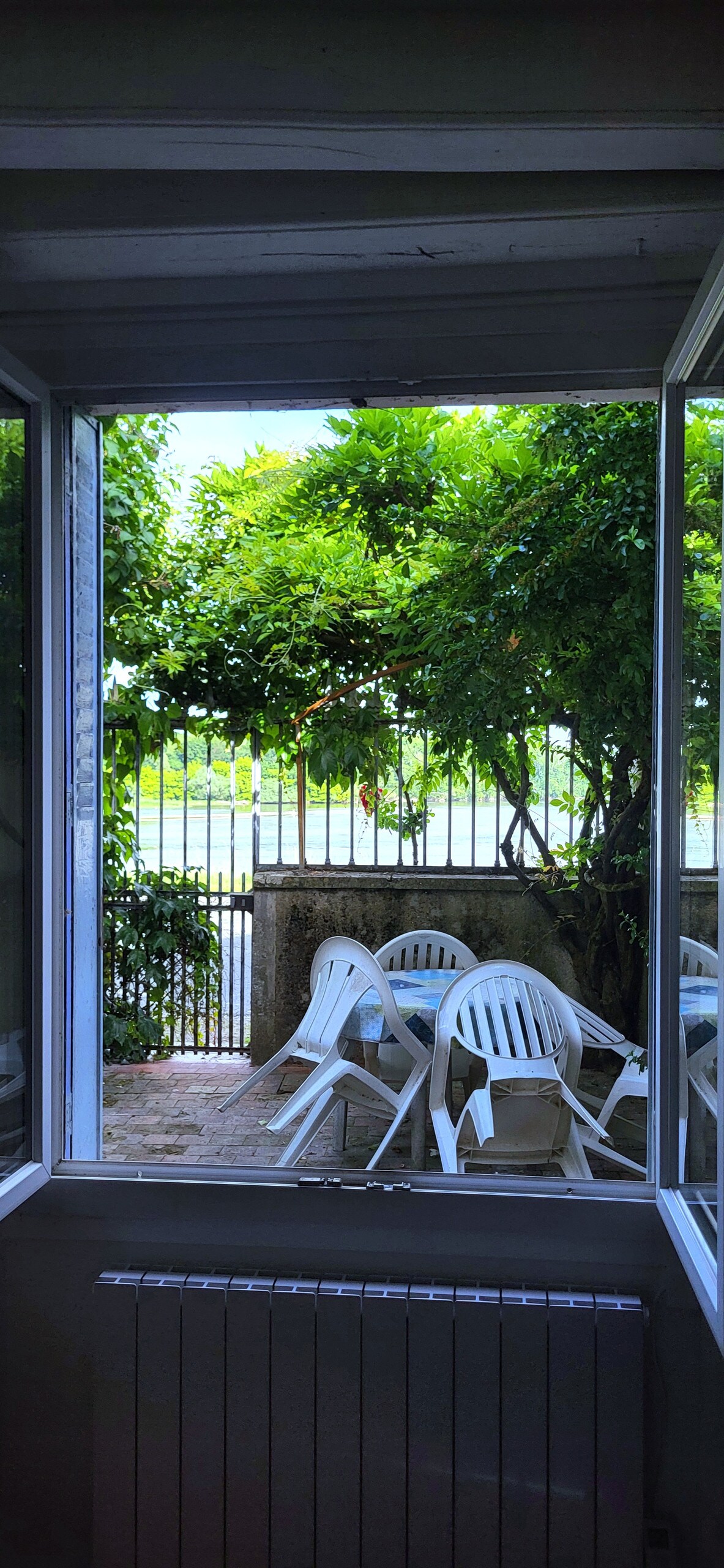 La cour fermée sur la Loire