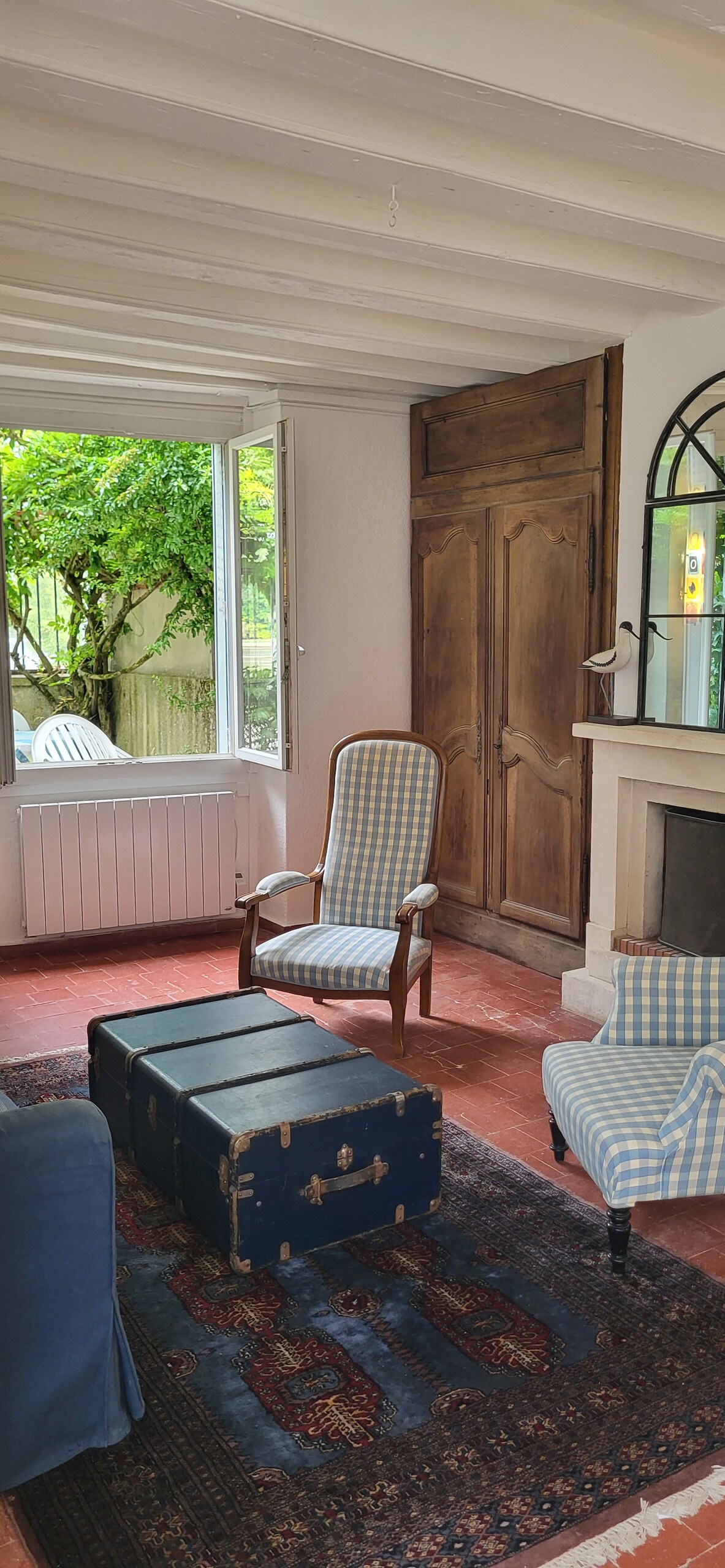 Le coin salon et la cheminée