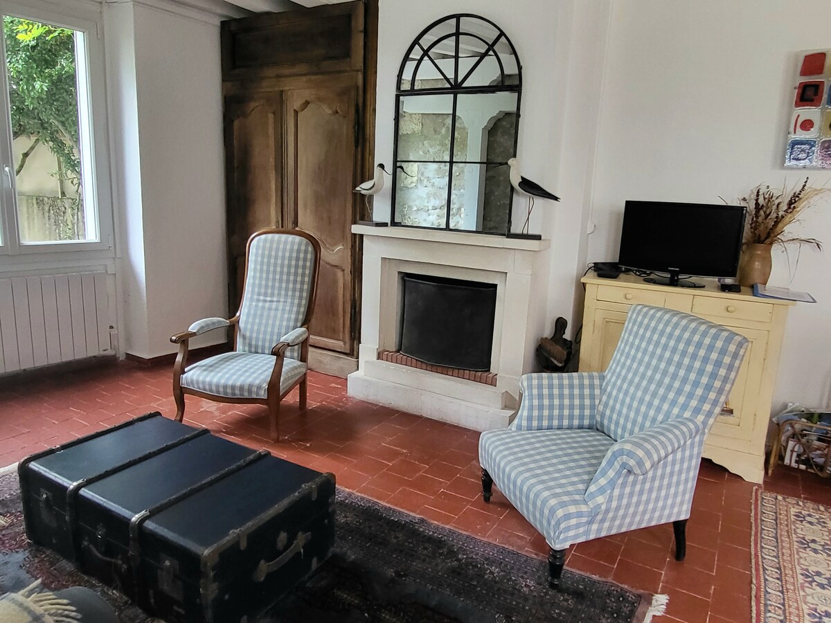 La cheminée et les fauteuils